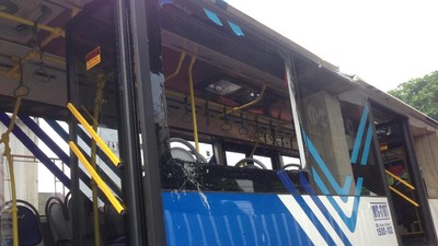 Begini Proses Evakuasi TransJ Nyangkut di Terowongan Kereta Matraman