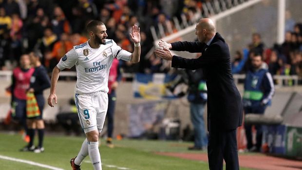 Pelatih Real Madrid, Zinedine Zidane, mengaku masih tetap mendukung Karim Benzema sebagai starter di timnya. 