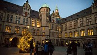 4. Copenhagen, DenmarkDenmark sering disebut-sebut sebagai tempat paling bahagia di bumi. Tak terkecuali dengan market christmas atau pasar natalnya. Pasar ini berada di Tivoli Gardens. Para pengunjung akan merasakan natal dengan suasana Nordik, di tengah rumah-rumah kayu dan pepohonan. (visitcopenhagen.com)