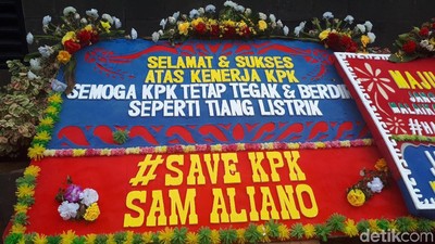 Karangan Bunga untuk KPK: Semoga Tetap Tegak Seperti Tiang Listrik