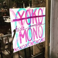 Yoko Mono, sebuah bar yang digugat oleh Yoko Ono.