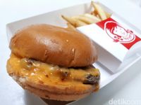 Yang Baru dari Wendy's, Burger dan <i>Waffle French Fries</i> Berlumur Saus Keju