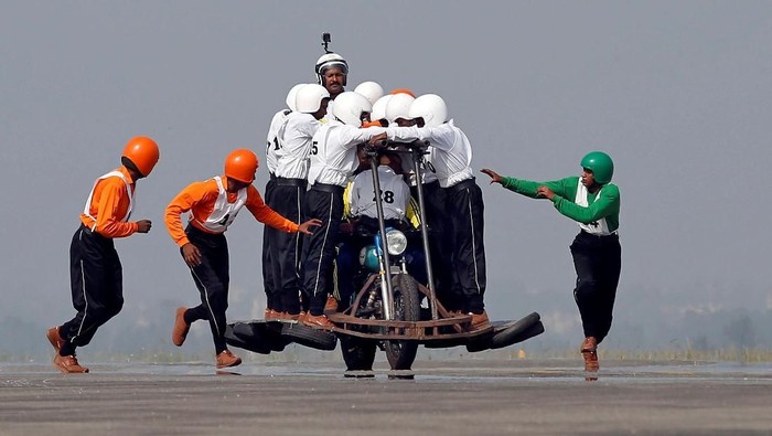 Gokil, 58 Tentara India Berjubel di 1 Motor