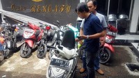 Polisi mengecek motor Jonathan/Foto: Syahdan Alamsyah