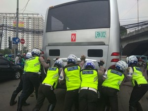 Aksi Polisi Ramai-ramai Dorong TransJ Mogok di Cawang