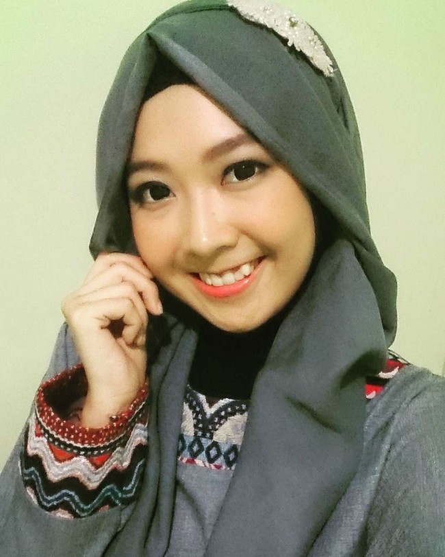 Pesulap wanita asal Tasikmalaya pemilik gigi gingsul ini bernama Rizuki. Selain melakukan sulap beraliran Classic Magic, Rizuki juga mahir dalam pemainan ilusi. Foto: Instagram