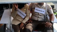 Termasuk presiden dan ibu negara.