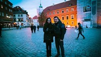 Foto: Kunjungan kerja Anang Hermansyah tersebut menjadi pembicaraan setelah Ashanty mem-posting foto-fotonya saat berada di Warsawa, ibu kota Polandia. Penyanyi itu mem-posting foto bersama sang suami dengan caption Beres kerja, mampir kota tua di Warsawa, Selasa (21/11), pada akun Instagram-nya, @ashanty_ash. (dok Instagram @ashanty_ash)