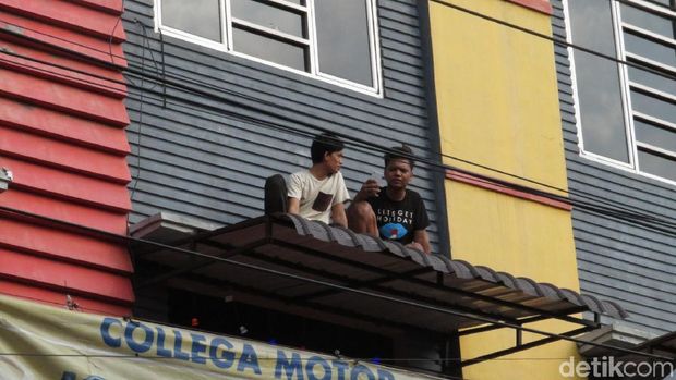 Warga menonton simulasi Kirab pernikahan Kahiyang-Bobby di Medan