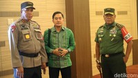 Menurut Paulus, TNI dan Polri juga akan mengikuti kirab budaya dengan menggunakan pakaian adat. Rencananya, sekitar 200 polisi wanita akan mengikut kirab itu.