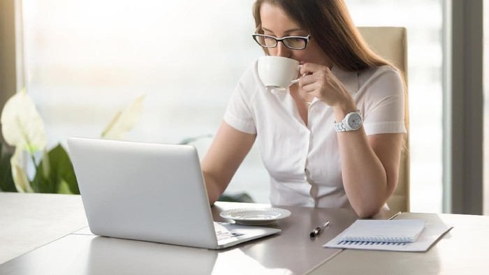 Minum kopi saat lembur, bahaya nggak ya kalau sampai berdebar-debar? Foto: Thinkstock Minum kopi saat lembur, bahaya nggak ya kalau sampai berdebar-debar? Foto: Thinkstock