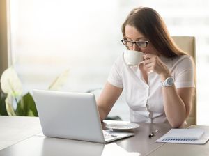 Minum Kopi Saat Lembur, Bahayakah Kalau Sampai Berdebar-debar?