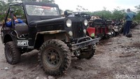 Jejeran Jeep Willys peserta Wisata Lava Tour Gunung Merapi.