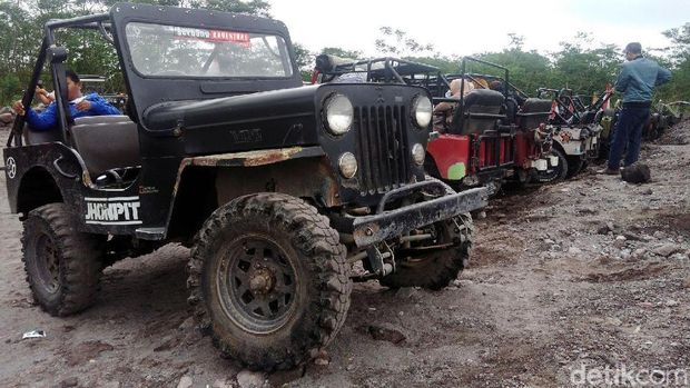 Menjelajah Merapi dengan Jeep Willys