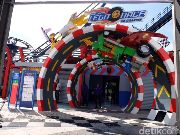 Petualangan baru itu ada di Legoland Theme Park Malaysia. Wahana baru bernama The Great LEGO Race ini akan membangun imajinasi seolah-olah memasuki arena balapan yang berliku dan penuh rintangan dari batu bata LEGO (Avitia Nurmatari/detikTravel) Petualangan baru itu ada di Legoland Theme Park Malaysia. Wahana baru bernama The Great LEGO Race ini akan membangun imajinasi seolah-olah memasuki arena balapan yang berliku dan penuh rintangan dari batu bata LEGO (Avitia Nurmatari/detikTravel)