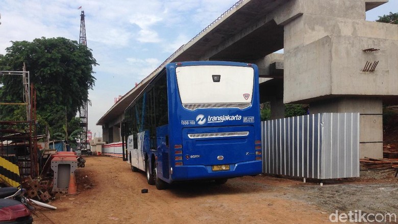Begini Proses Evakuasi Bus TransJ yang Nyangkut di Jatinegara Begini Proses Evakuasi Bus TransJ yang Nyangkut di Jatinegara