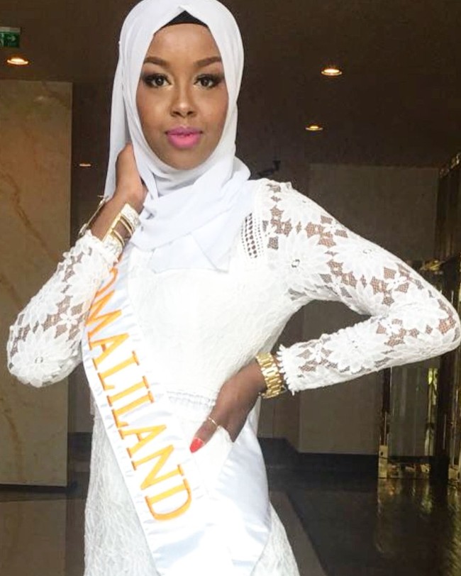 Ayan Said tampil feminin dalam balutan gaun putih dengan lengan transparan. Wanita 24 tahun itu melengkapinya dengan gaya jilbab yang simpel warna off white yang matching. Foto: Dok. Instagram @iamayansaid