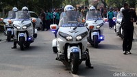 Aparat gabungan TNI, Polri, Polisi Militer, dan Paspampres juga mengikuti simulasi kirab.