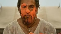 Awalnya semua baik-baik saja hingga seseorang mengirimkan potongan adegan mesra Padmavati (Deepika) dan Alauddin (Ranveer) kepada sekelompok Hindu sayap kanan (Karni Sena). (Dok. Youtube/padmavati)