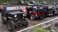 Nama Jeep Willys sangat melegenda di kalangan pecinta otomotif dunia. Kendaraan dengan penggerak mesin empat roda atau 4x4 ini dikenal sebagai salah satu armada utama tentara angkatan darat Amerika Serikat (AS) dalam Perang Dunia II.