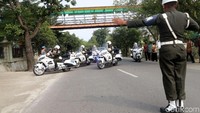 Rombongan masih bergerak menuju BHR. Jalanan utama menuju BHR, Jl Jenderal Gatot Subroto disterilkan satu jalur khusus rombongan.