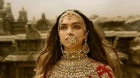 Mereka pun mengecam hal tersebut hingga memburu sang aktris. (Dok. Youtube/padmavati)