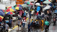 Bahu jalan juga dijadikan tempat parkir.