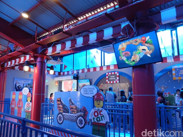 General Manager LEGOLAND Malaysia Resort, Kurt Stocks mengatakan The Great LEGO Race virtual reality coaster ini terinspirasi dari cara anak kecil bermain LEGO-nya di rumah (Avitia Nurmatari/detikTravel) General Manager LEGOLAND Malaysia Resort, Kurt Stocks mengatakan The Great LEGO Race virtual reality coaster ini terinspirasi dari cara anak kecil bermain LEGO-nya di rumah (Avitia Nurmatari/detikTravel)