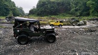 Rombongan Wisata Lava Tour menyusuri sungai.