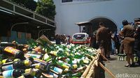 Alat Berat Gilas 47 Ribu Botol Miras di Kantor Kejari Bandung