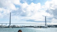 Dia berpose di depan suatu jembatan di Kota Vladivostok, Rusia. Kota ini berada di tepi pantai Samudera Pasifik (Instagram/_rossiyana_)
