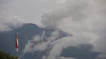 Foto: Asap Kelabu Menyembur dari Puncak Gunung Agung