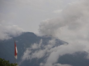 Sempat Erupsi, Gunung Agung Kini Terpantau Tenang