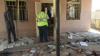 Abubakar menyebut serangan bom bunuh diri itu terjadi saat jemaah sedang berkumpul di masjid untuk salat subuh. CNN menyebut, pelaku pengeboman diidentifikasi sebagai pemuda berusia 17 tahun. Namun identitasnya belum dirilis ke publik. NEMA/Handout via REUTERS