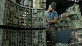 Tidak hanya bergantung dengan CGI, berpuluh-puluh miniatur dibangun untuk film ini.