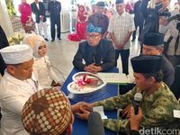 Kebahagiaan Arofi Dan Yuni Nikah Massal Disaksikan Ridwan Kamil