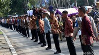 Anggota Paspampres berbaris rapih membantu mengamankan simulasi kirab Kahiyang-Bobby di sepanjang Ring Road Medan, Sumatera Utara, Rabu (22/11/2017).