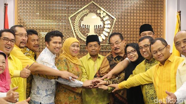 Khofifah dan Emil Dardak saat menerima dukungan dari Golkar.