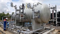 Petugas mengecek fasilitas produksi di Stasiun Pengumpul Pertamina EP, Mangunjaya, Musi Banyuasin, Sumatera Selatan, Rabu (22/11/2017).