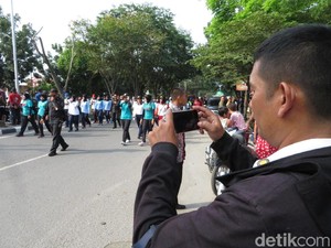 Jepret! Antusiasnya Warga Medan Potret Simulasi Kirab Kahiyang