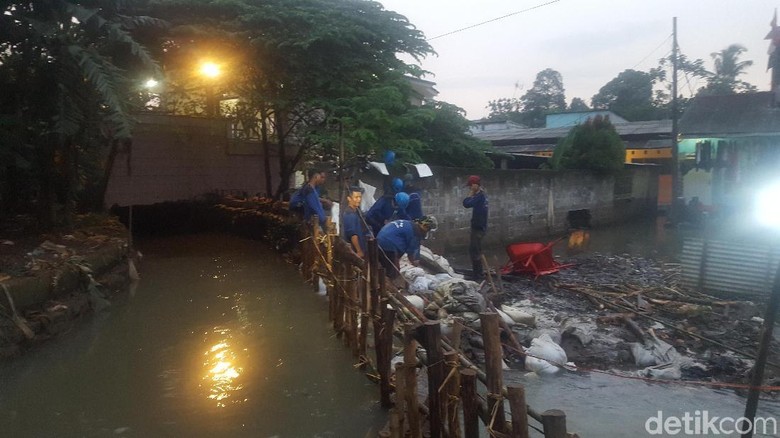 Petugas Masih Berjibaku Tangani Tanggul Jebol Kali Pulo Petugas Masih Berjibaku Tangani Tanggul Jebol Kali Pulo