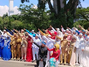 Kebahagiaan Arofi dan Yuni Nikah Massal Disaksikan Ridwan Kamil