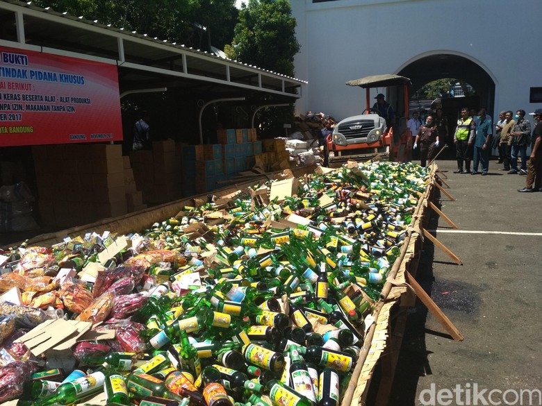 Alat Berat Gilas 47 Ribu Botol Miras di Kantor Kejari Bandung Alat Berat Gilas 47 Ribu Botol Miras di Kantor Kejari Bandung