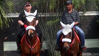 Kirab ini akan berlangsung sebelum resepsi Kahiyang-Bobby pada Minggu (26/11). Saksikan siaran langsungnya nanti di Transmedia, TV pool untuk rangkaian acara pernikahan Kahiyang-Bobby di Medan.