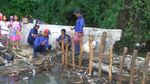 Pasukan Biru Basah-basahan Garap Tanggul Darurat di Jatipadang