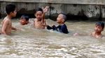 Melihat Asyiknya Anak-anak Bermain Air di Kalimalang