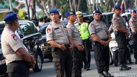 Polisi juga ikut mengamankan.