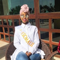 Sementara pada penampilannya lainnya, masih semasa karantina Miss Global 2017, Ayan Said memakai setelan celana jeans dan kemeja asimetris warna putih. Gaya turban dengan pashmina pink yang dibuat lilitan pada bagian depannya memberikan kesan eksentrik. Foto: Dok. Instagram @iamayansaid