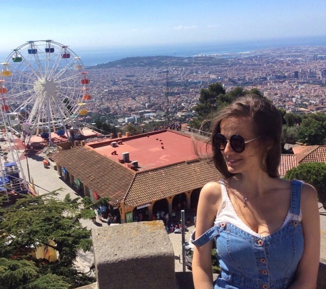 Selain punya ketertarikan di bidang jurnalistik dan militer, Rossiyana juga dikatakan seorang musisi yang jago main drum dan gitar. Foto: (Instagram/_rossiyana_)