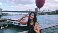 Dilihat dari akun Instagramnya, Estelle sering foto di tempat-tempat yang menarik. Senyum lebar selalu menghiasi wajahnya yang cantik. (@chen_estelle/Instagram)